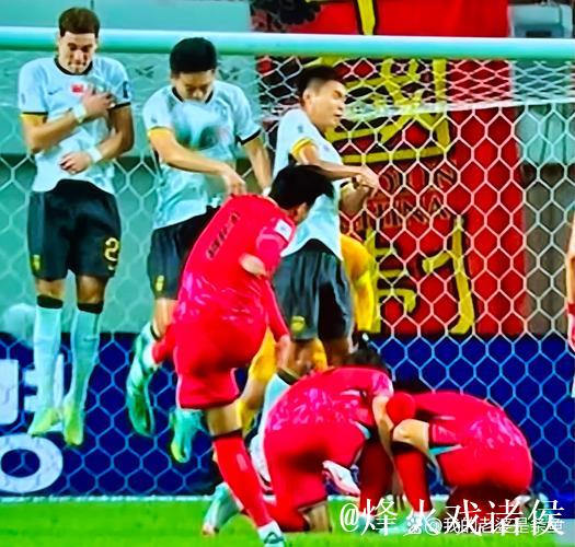 荷兰队最后时刻出现失误，中国队7比5惊险战胜对手