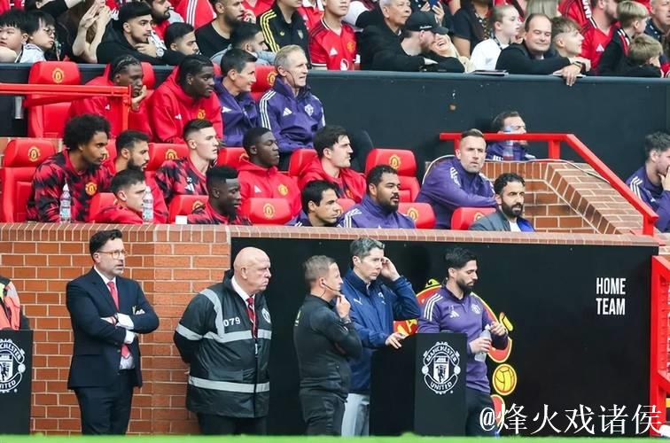 逼宫曼联!梅努哥哥身穿“放梅努离队”T恤现身梦剧场 逼宫曼联!梅努哥哥身穿“放梅努离队”T恤现身梦剧场